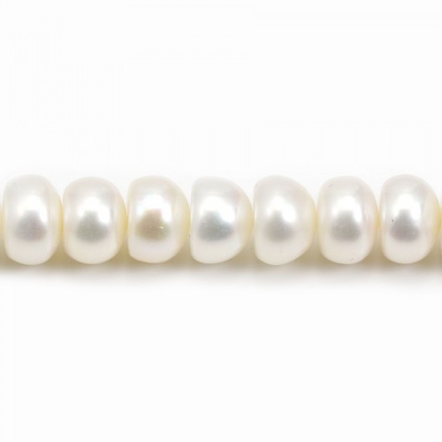 White flattened round freshwater pearls on thread 8-9mm x 40cm