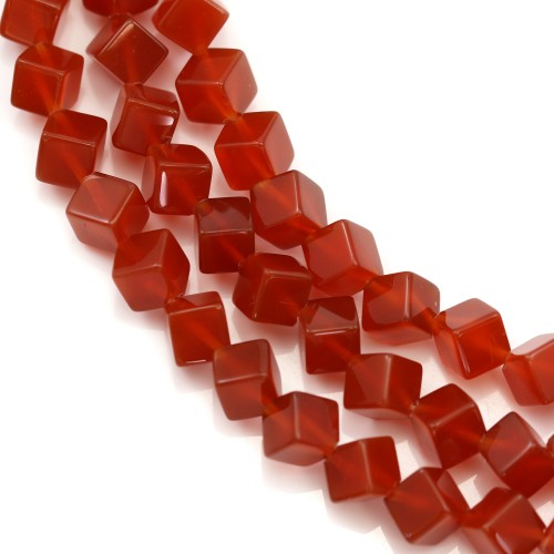 Agate teinté, de couleur rouge, en forme de cube 8mm x 40cm
