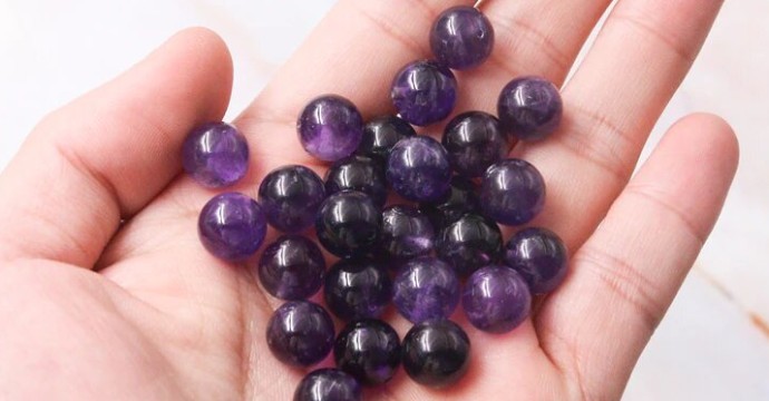 AMETHYST: HISTORY, ORIGINS, COMPOSITION, VIRTUES, MEANING AND PURIFICATION OF THE STONE