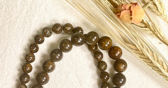 Bronzite: History, Origin, Composition, Virtues, Meaning and Purification of the stone